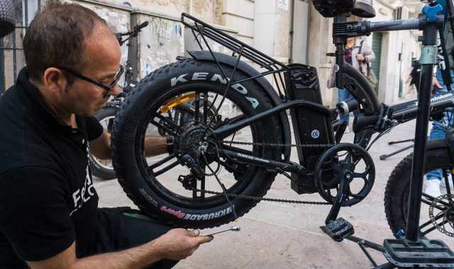 Triggiano, nell'officina di Ferdy: il biciclettaio "2.0" specializzato nelle due ruote elettriche